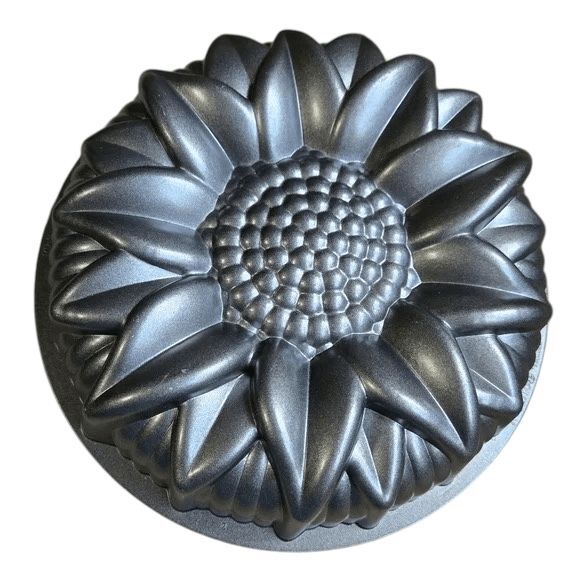 Nordic Ware Sunflower Bundt Cake Pan 10 Cups USA Cast Aluminum NEW - Picture 1 of 6